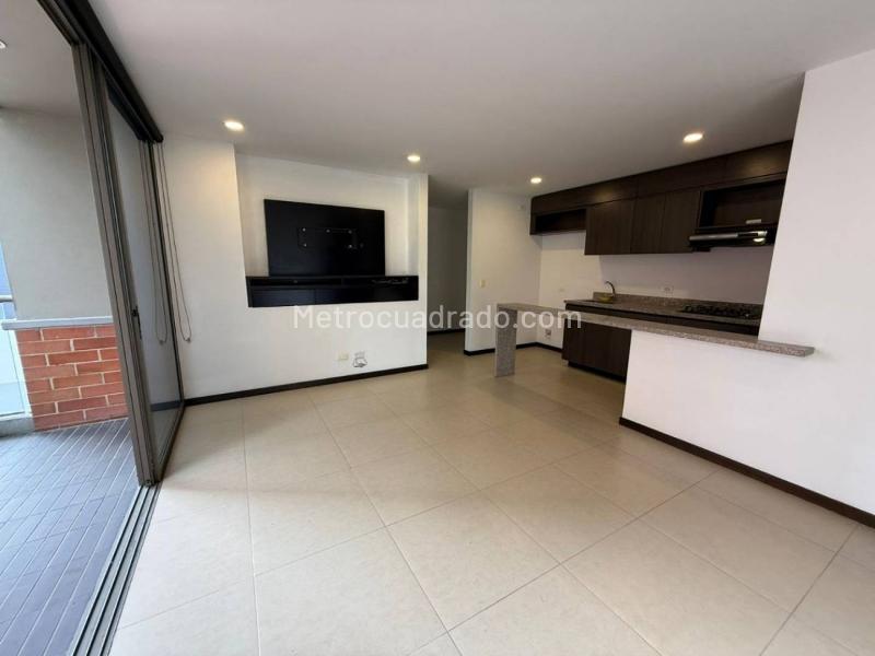 Apartamento de 3 Alcobas con Balcón en Altos del Poblado - 3