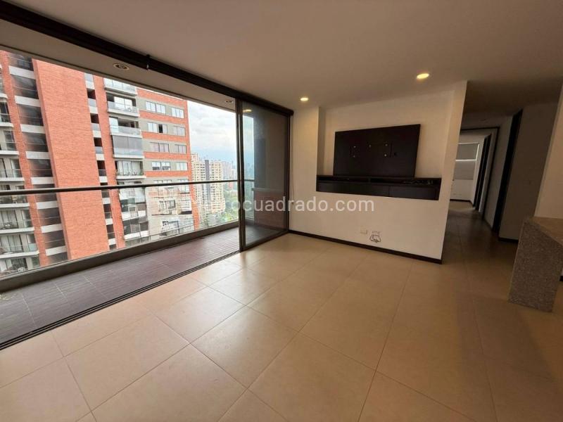 Apartamento de 3 Alcobas con Balcón en Altos del Poblado - 4