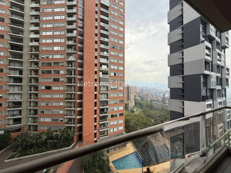 Apartamento de 3 Alcobas con Balcón en Altos del Poblado - 5