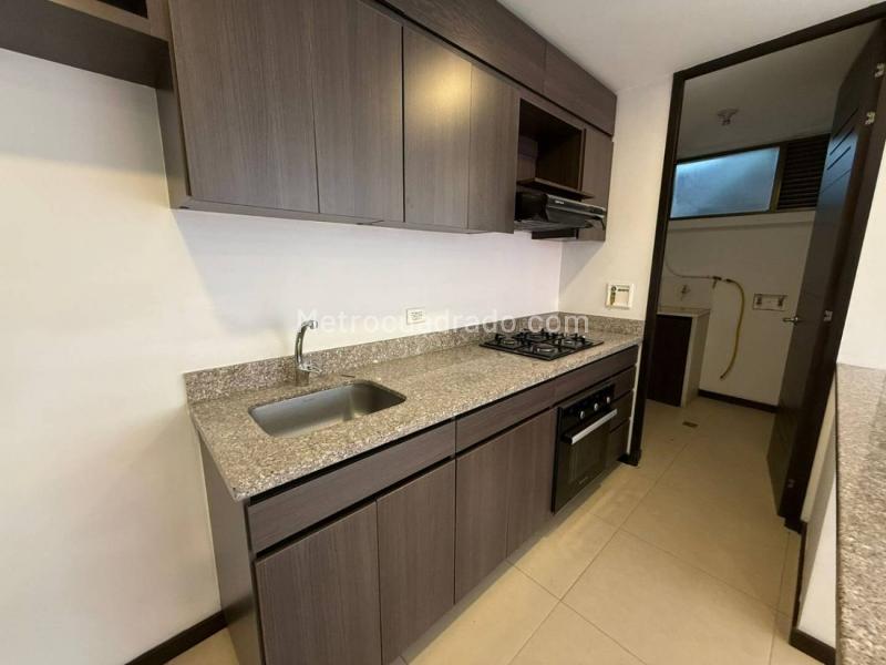 Apartamento de 3 Alcobas con Balcón en Altos del Poblado - 6