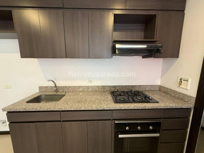 Apartamento de 3 Alcobas con Balcón en Altos del Poblado - 7