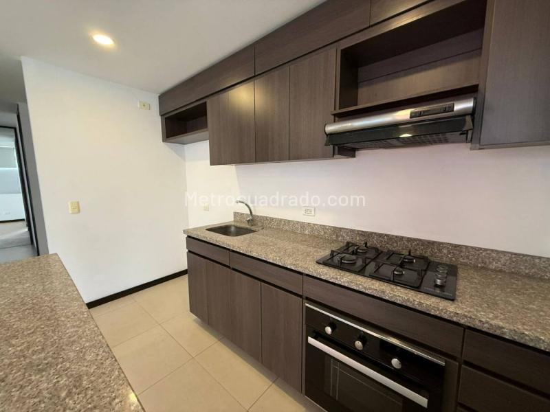 Apartamento de 3 Alcobas con Balcón en Altos del Poblado - 8