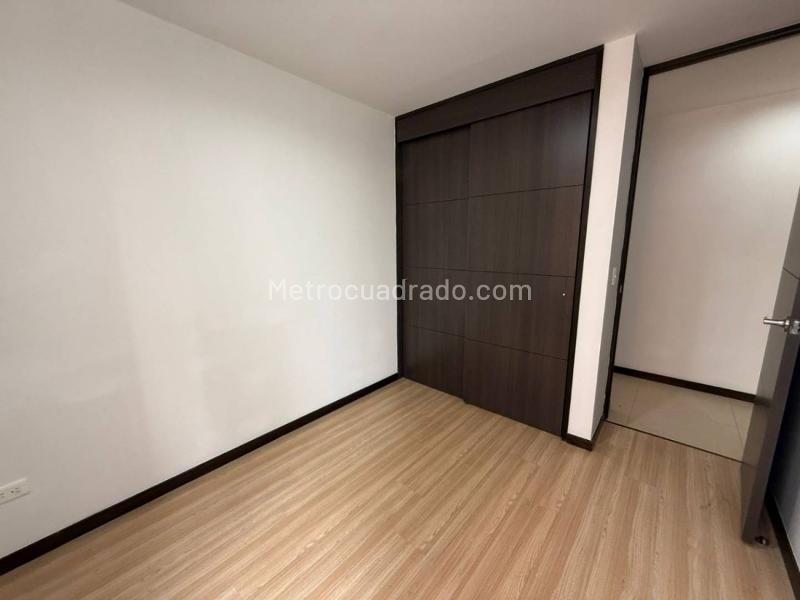 Apartamento de 3 Alcobas con Balcón en Altos del Poblado - 9