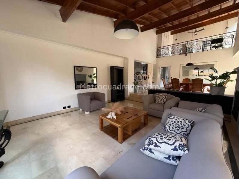 Duplex de Lujo Amoblado de 4 Alcobas en Los Balsos - 2