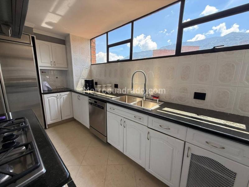 Duplex de Lujo Amoblado de 4 Alcobas en Los Balsos - 6