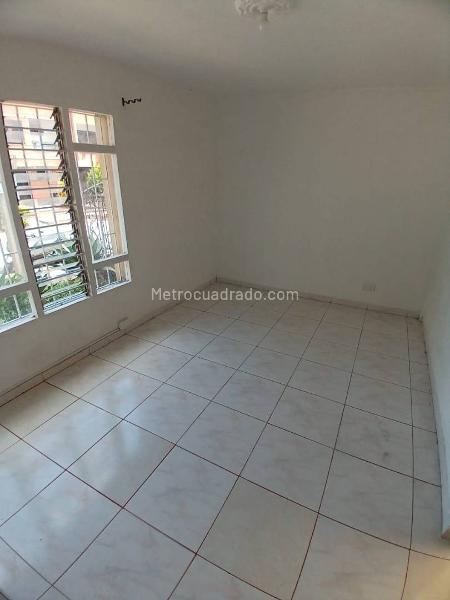 Casa Versátil de 5 Alcobas en Simon Bolívar - 3