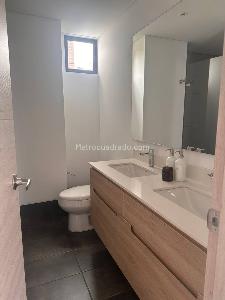 Apartaestudio en venta en El Tesoro, Medellín, 67 m² · foto 2 de 5