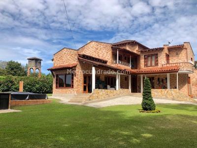Casa de 4 alcobas en venta en Llano Grande, Rionegro, 310 m² · foto 2 de 13