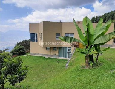 Casa de 3 alcobas en venta en El Poblado, Medellín, 540 m² · foto 2 de 8