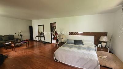 Casa de 3 alcobas en venta en Loma Del Campestre, Medellín, 654 m² · foto 2 de 20