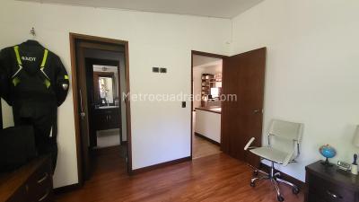 Casa de 3 alcobas en venta en Loma Del Campestre, Medellín, 654 m² · foto 4 de 20