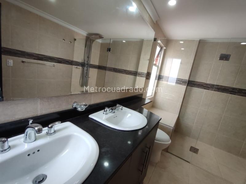 Spacious 5BR House in Exclusive Poblado Area - 9