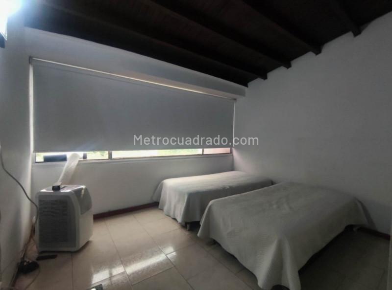 Apartamento de 3 Alcobas en Aguacatala con Habitación de Servicio - 2