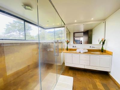 Casa de 4 alcobas en venta en Las Palmas, Medellín, 570 m² · foto 2 de 16
