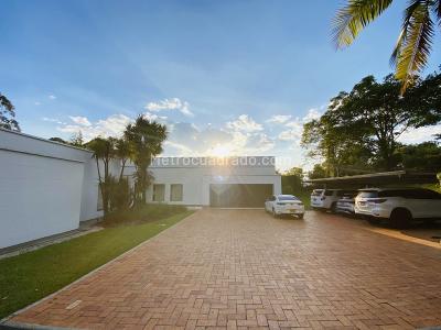 Casa de 4 alcobas en venta en Santa Elena, Medellín, 750 m² · foto 2 de 20