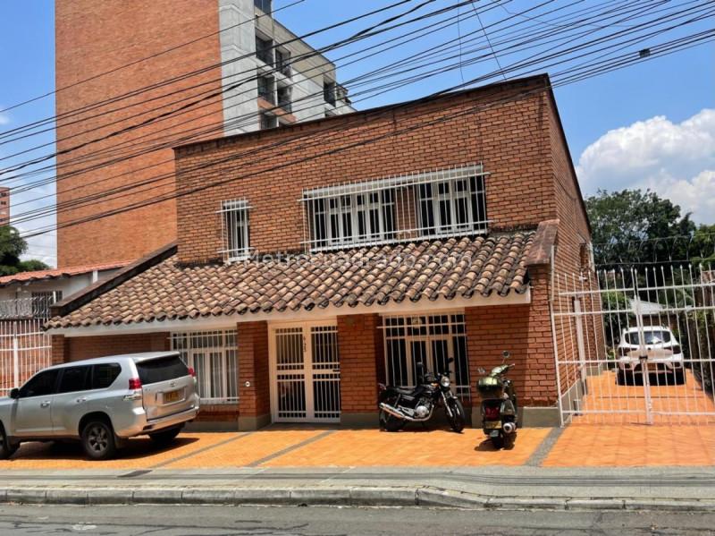 Commercial House with 6 Offices in El Poblado