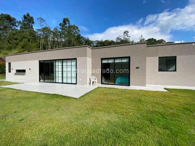 Casa de 2 alcobas en venta en Rionegro, Rionegro, 230 m² · foto 2 de 19