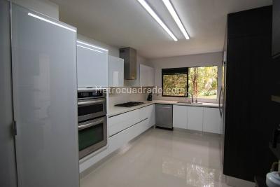 Casa de 3 alcobas en venta en El Poblado, Medellín, 640 m² · foto 12 de 20