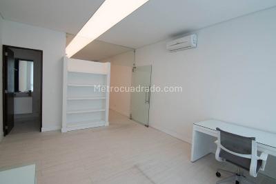 Casa de 3 alcobas en venta en El Poblado, Medellín, 640 m² · foto 3 de 20