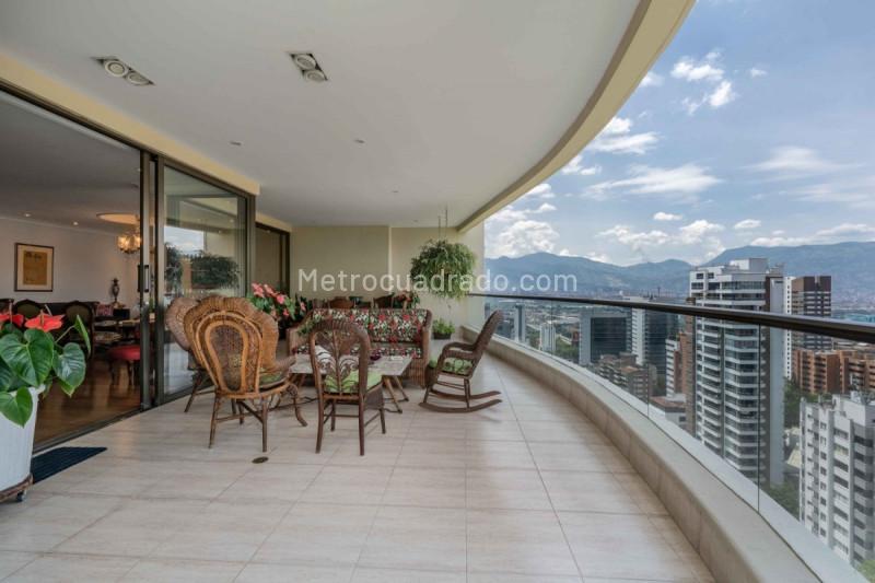 Modern 3BR Apartment with City Views in Loma De Los Gonzalez