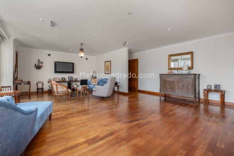 Modern 3BR Apartment with City Views in Loma De Los Gonzalez - 9