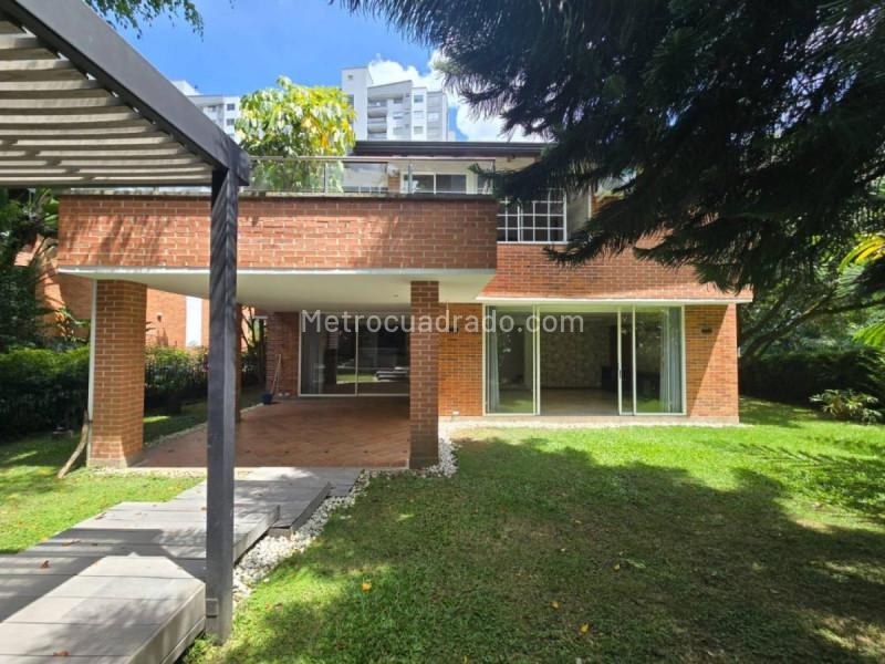 4BR House in Loma De Los Benedictinos (350 m²)