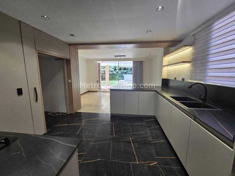 4BR House in Loma De Los Benedictinos (350 m²) - 3