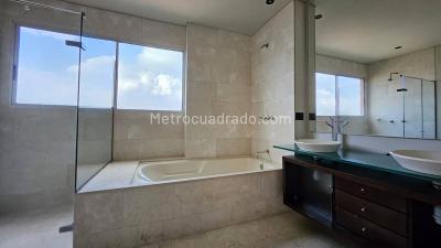 Apartamento de 3 alcobas en venta en El Poblado, Medellín, 270 m² · foto 17 de 18