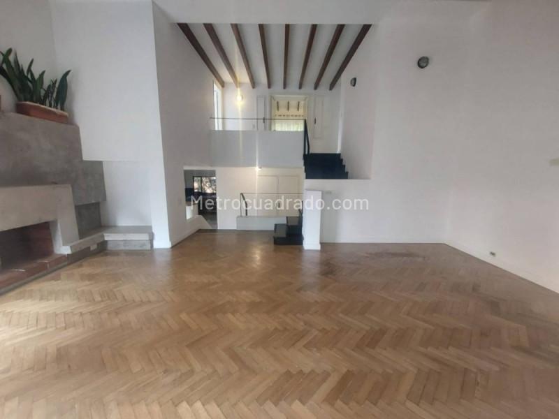 Spacious 3BR Apartment with Terrace in Lalinde