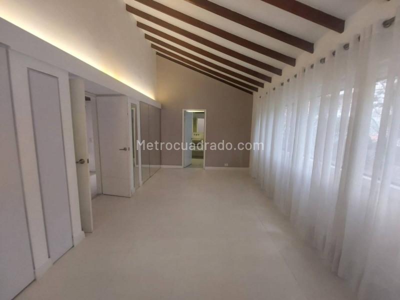 Spacious 3BR Apartment with Terrace in Lalinde - 2