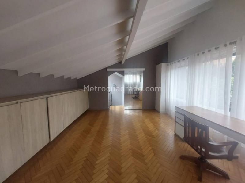 Spacious 3BR Apartment with Terrace in Lalinde - 4