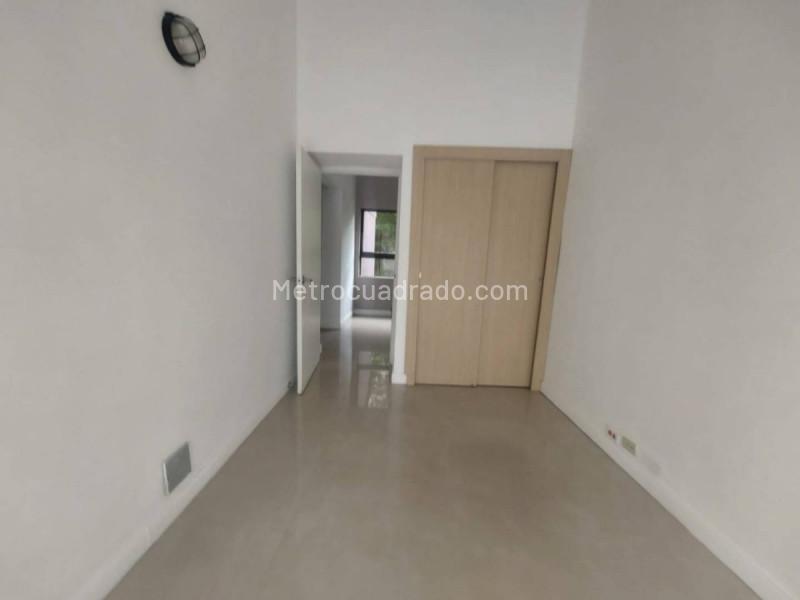 Spacious 3BR Apartment with Terrace in Lalinde - 9