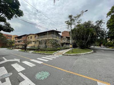 Casa de 5 alcobas en venta en La America, Medellín, 340 m² · foto 2 de 3