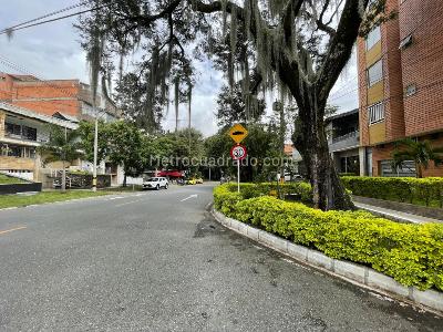 Casa de 5 alcobas en venta en La America, Medellín, 340 m² · foto 3 de 3