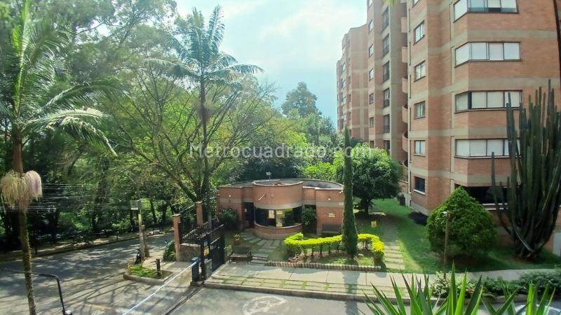 2BR Apartment with Marble Floors & Parking in Belún Loma de los Bernal