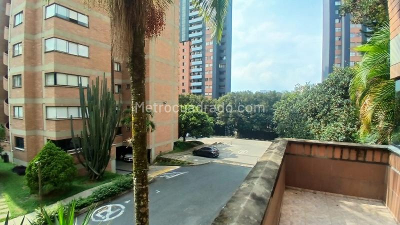 Apartamento de 2 Alcobas con Pisos en Mármol y Parqueadero en Belén Loma de los Bernal - 2