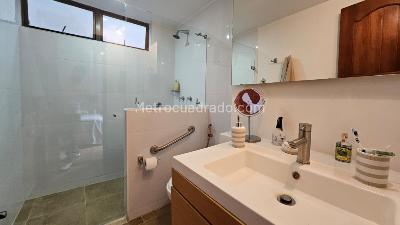 Apartamento de 2 alcobas en venta en El Poblado, Medellín, 110 m² · foto 2 de 11