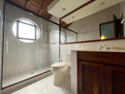 Casa de 3 alcobas en venta en El Poblado, Medellín, 217 m² · foto 12 de 19