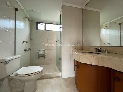 Apartamento de 3 alcobas en arriendo en El Poblado, Medellín, 180 m² · foto 11 de 11