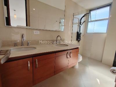 Apartamento de 3 alcobas en arriendo en El Poblado, Medellín, 134 m² · foto 10 de 13