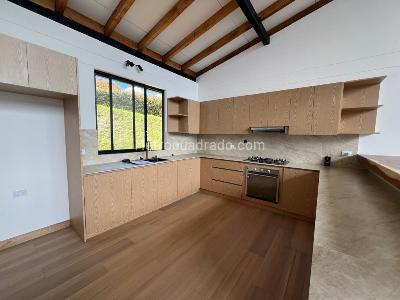 Casa de 3 alcobas en arriendo en Las Palmas (Envigado), Envigado, 320 m² · foto 5 de 20