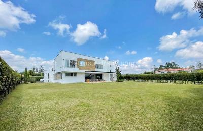 Casa de 5 alcobas en venta en Llanogrande, Rionegro, 1700 m² · foto 11 de 12
