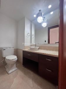 Apartamento de 4 alcobas en arriendo en Los Naranjos, Medellín, 400 m² · foto 19 de 20