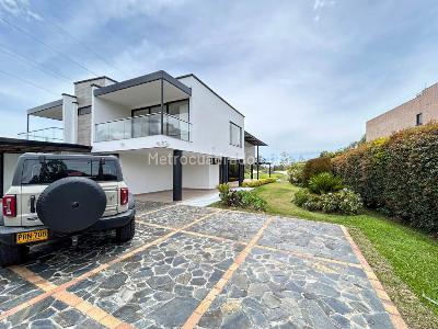 Casa de 5 alcobas en venta en Llanogrande, Rionegro, 1600 m² · foto 2 de 15