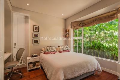 Casa de 4 alcobas en venta en El Tesoro, Medellín, 845 m² · foto 2 de 11