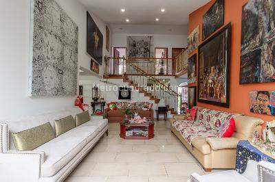 Casa de 5 alcobas en venta en Niza, Bogotá, 454 m² · foto 2 de 20