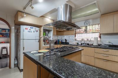 Casa de 5 alcobas en venta en Niza, Bogotá, 454 m² · foto 9 de 20