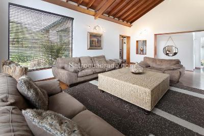 Casa de 5 alcobas en venta en La Calera, La Calera, 553 m² · foto 3 de 20
