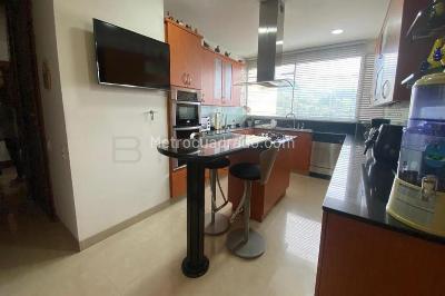 Apartamento de 3 alcobas en venta en El Poblado, Medellín, 408 m² · foto 7 de 16