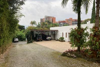 Casa de 3 alcobas en venta en Loma De Las Brujas, Envigado, 380 m² · foto 2 de 20